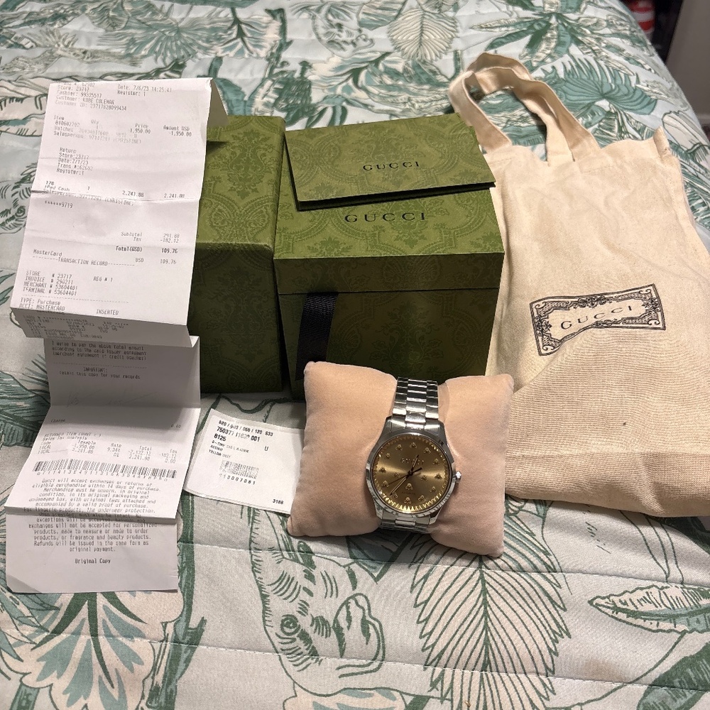 NEW G- Timeless Bee Bracelet Watch 
Size 42mm 
Swiss Made